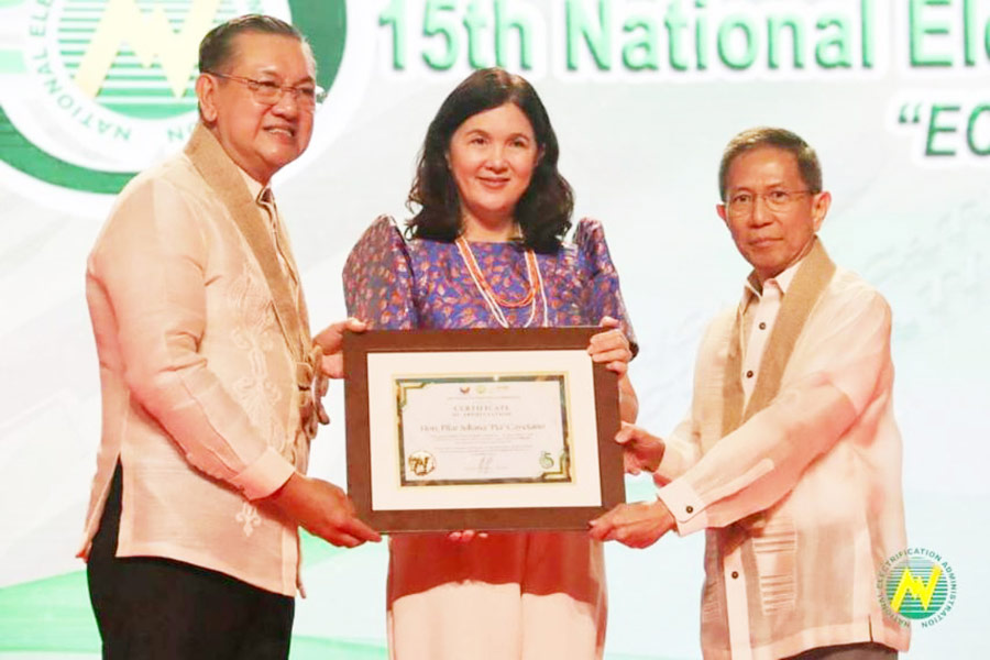 Director Almeda (right) with former Sen. Pia Cayetano and Energy Secretary Rafael “Popo” Lotilla III.
