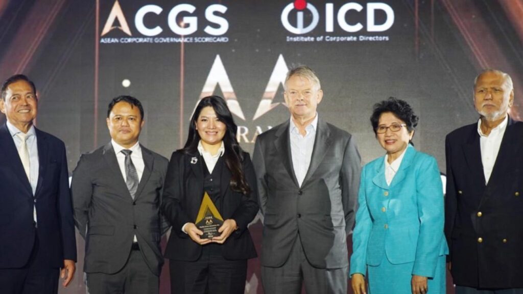Sobee Delez, Pacific Cross head of Sales and Distribution (third from left) and Robert Wyld, Pacific Cross regional head for Sales and Distribution/incoming CEO (fourth from left) receive the award.