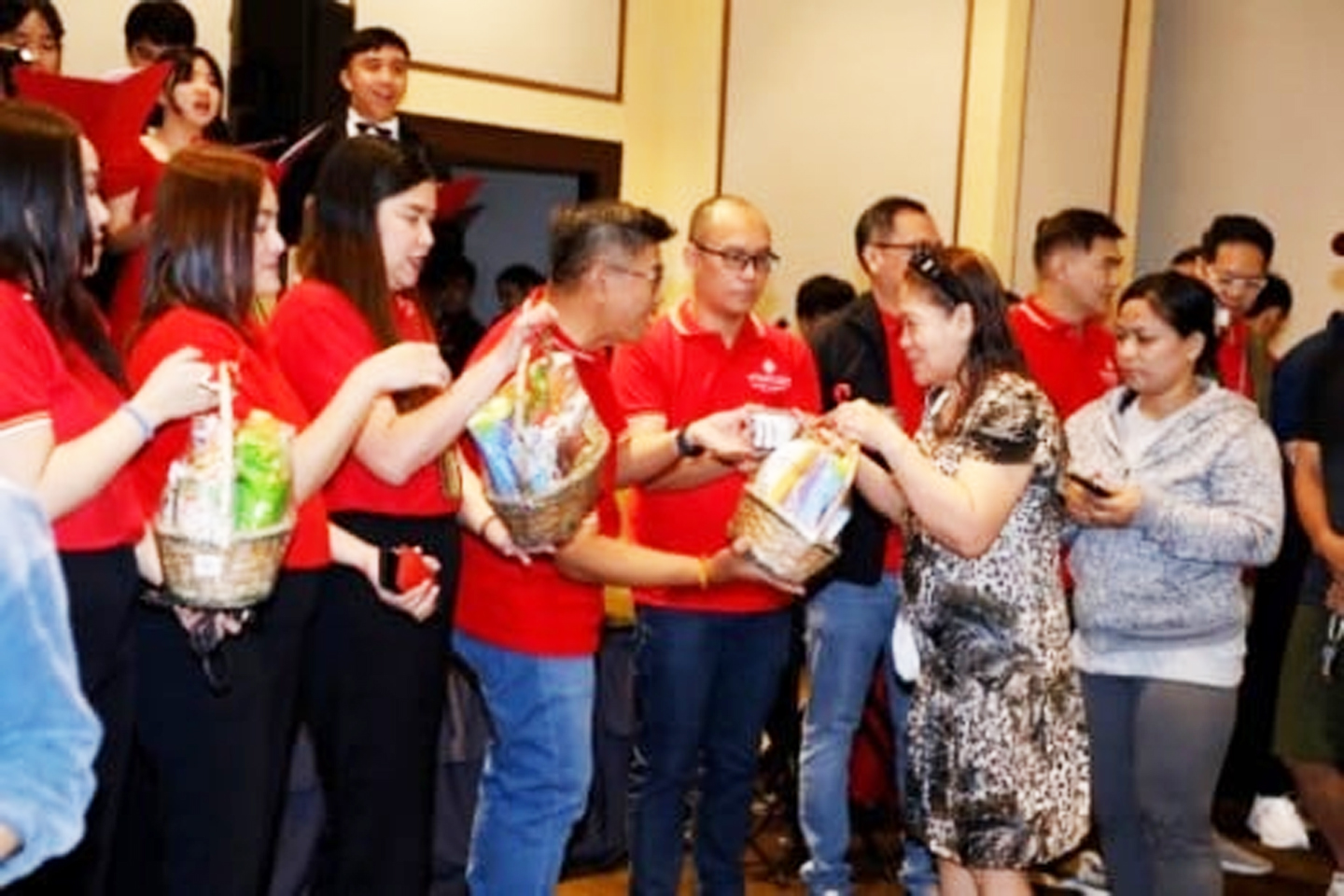 WRCM Officers giving gifts to Officers with Barangay Officials at Christmasaya elected beneficiaries sa Winford last December 11, 2024.