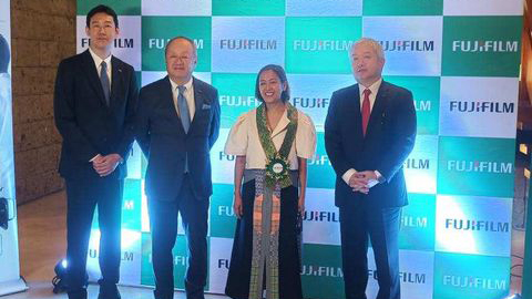 Handover of FUJIFILM's ultraportable FDR X Air to DOH.