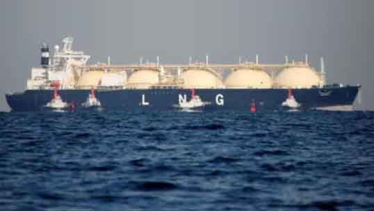 A liquefied natural gas (LNG) tanker is tugged towards a thermal power station in Futtsu, east of Tokyo, Japan. (Reuters Photo)