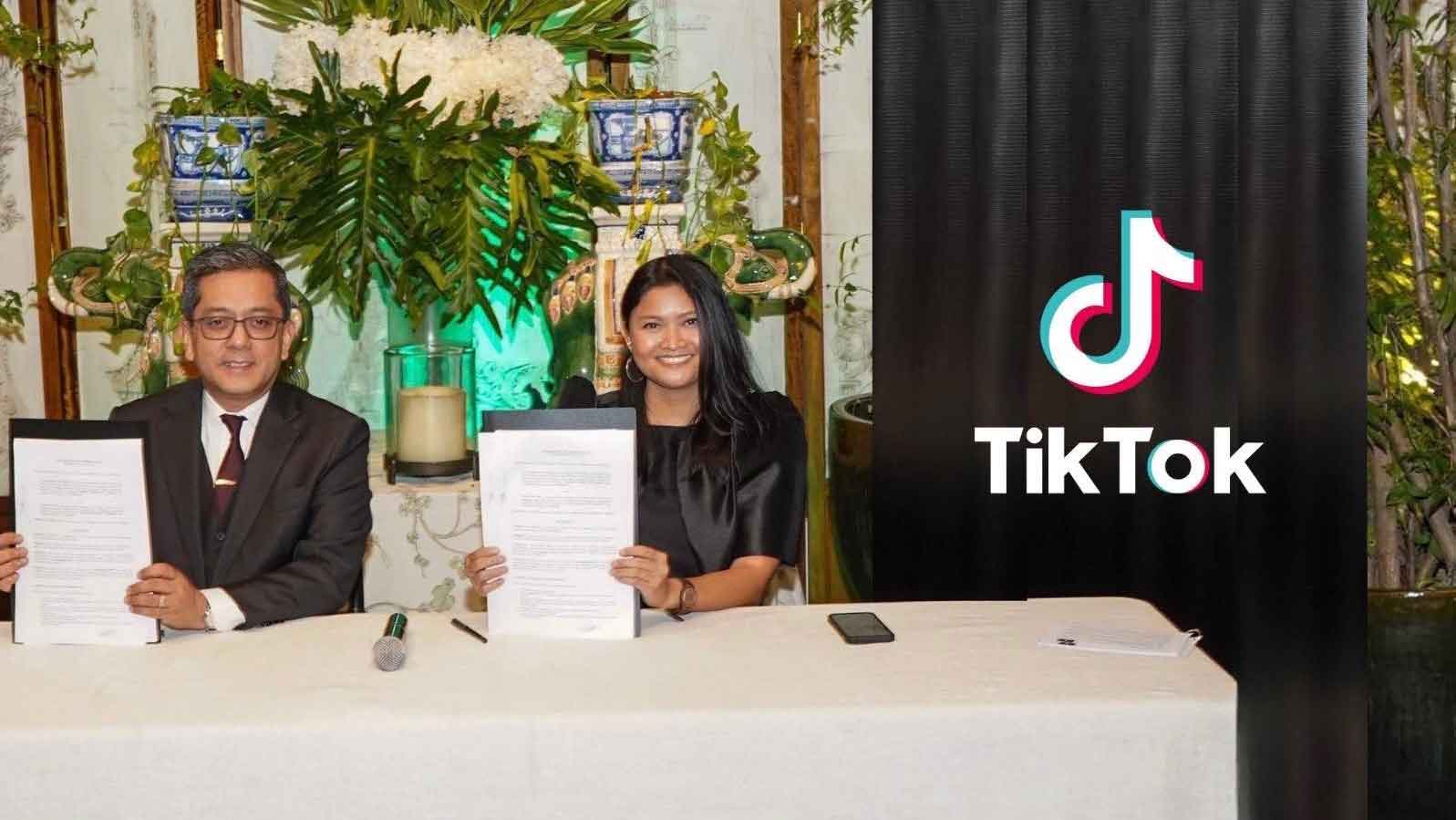 COMELEC Chairperson George Erwin Garcia and TikTok’s Public Policy Manager Peachy Padernal (right) show off the Memorandum of Understanding between the two organizations.